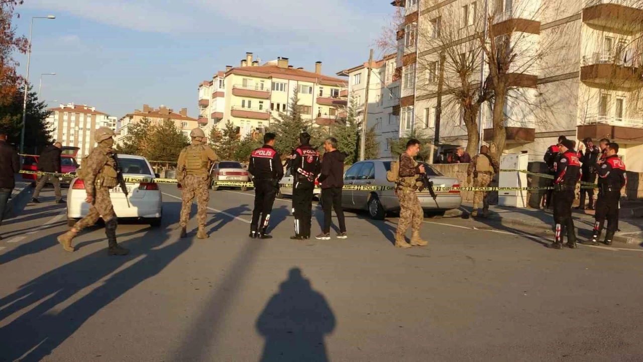 Kayseri'de karakol ��k���nda silahl� kavga: 4 yaral�