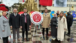 Ke�i�ren�de 23 Nisan ruhu: BTP heyeti Atat�rk An�t��na �elenk b�rakt�