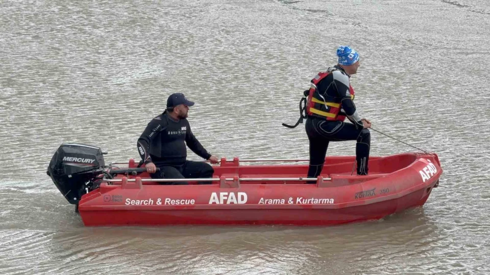 Kelkit Çayı kıyısında umutlu bekleyiş sürüyor