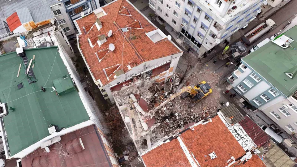 Kepçe komşu eve girdi: Genç kız çığlık atarak yardım istedi