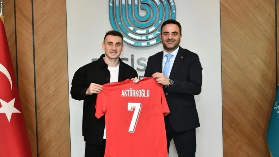 Kerem Akt�rko�lu'ndan Ba�kan �zl�'ye forma hediyesi