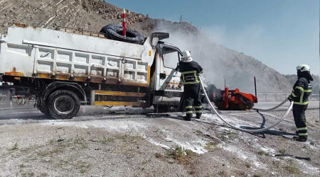 Krkkale'de seyir halindeki kamyonet yand