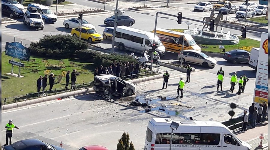 Kırmızıda bekleyen araçların arasına daldı
