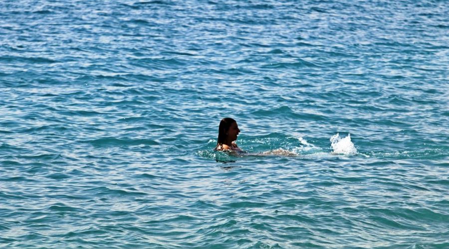 K�s�tlamas�z deniz keyfinde Rus turist yo�unlu�u