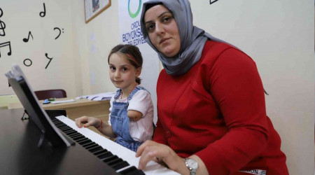 Kızının sol yanı oldu