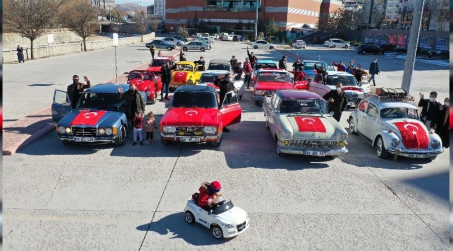 Klasik otomobiller müzikli kortejle eğlendirdi