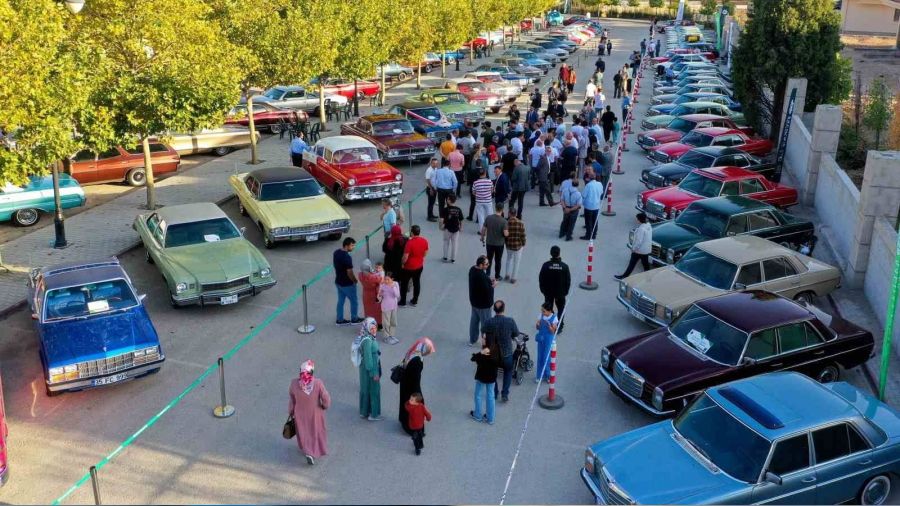 Klasik otomobillerle geçmişe yolculuk