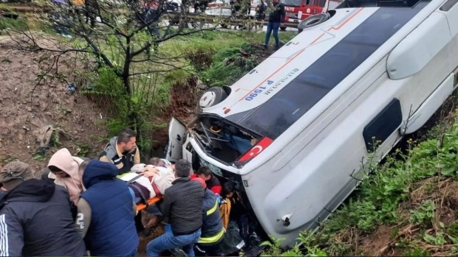 Kocaeli'de işçi servisi devrildi: 8 yaralı