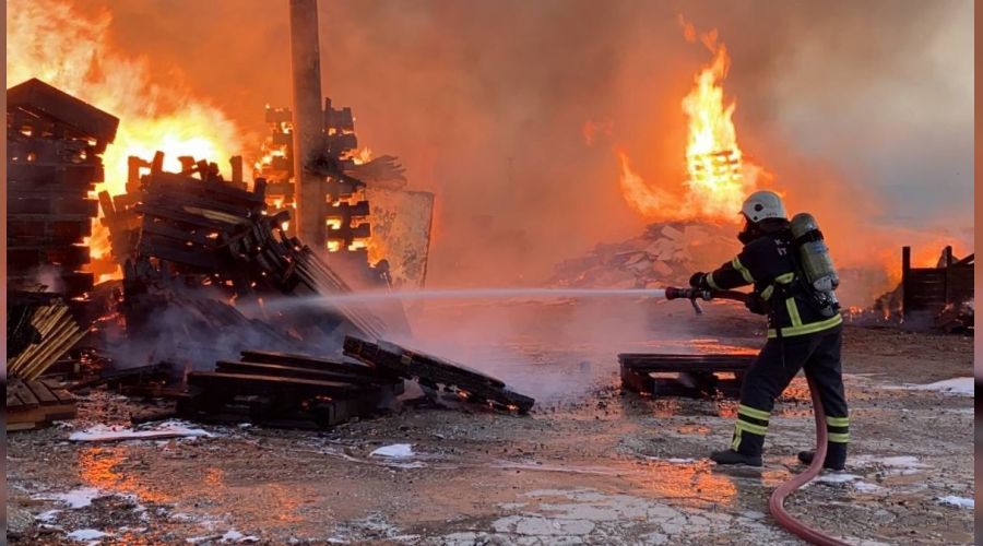 Kocaeli'de palet deposu alevlere telim oldu