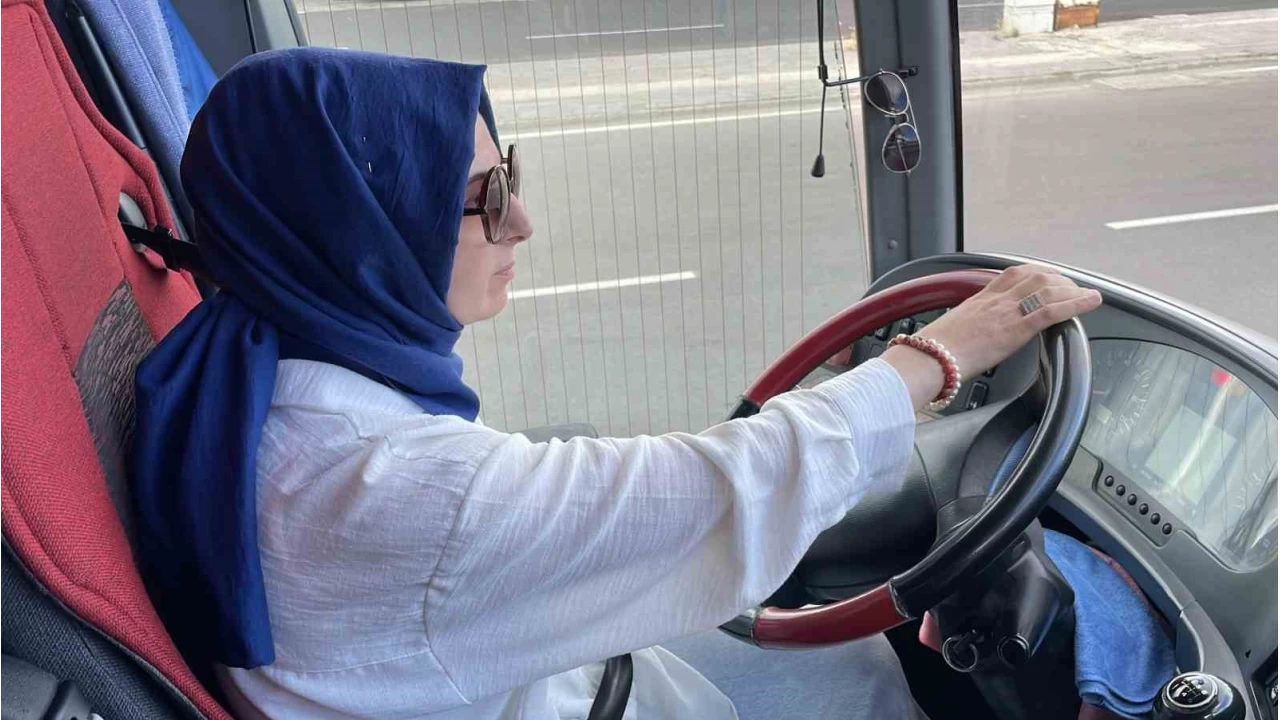 Kocas ile ayn otobste ofrlk yapyor