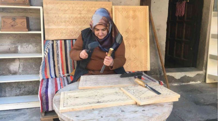 Kocasından ahşap oymacılığını öğrendi, usta oldu