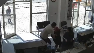 Konya'da bir kadın eczanede eşi tarafından bıçaklandı