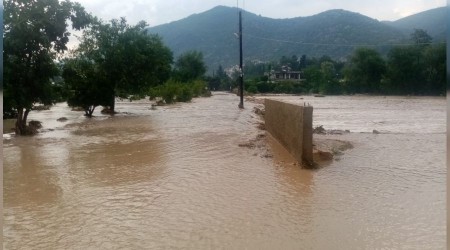 Kozan'da aşırı yağış sele neden oldu