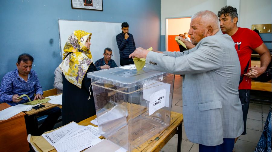 Kritik se�im ba�lad�, T�rkiye sand�k ba��nda