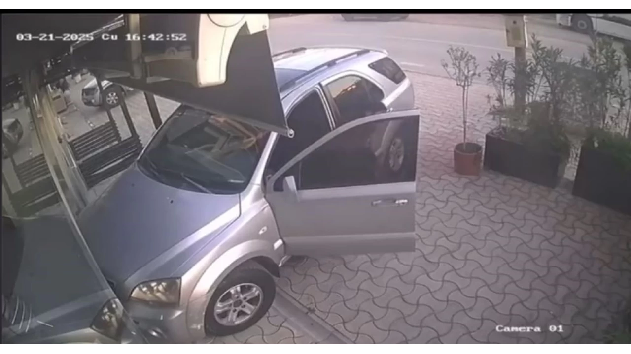 Kuaförlük yapan kiracısının dükkanına otomobille daldı