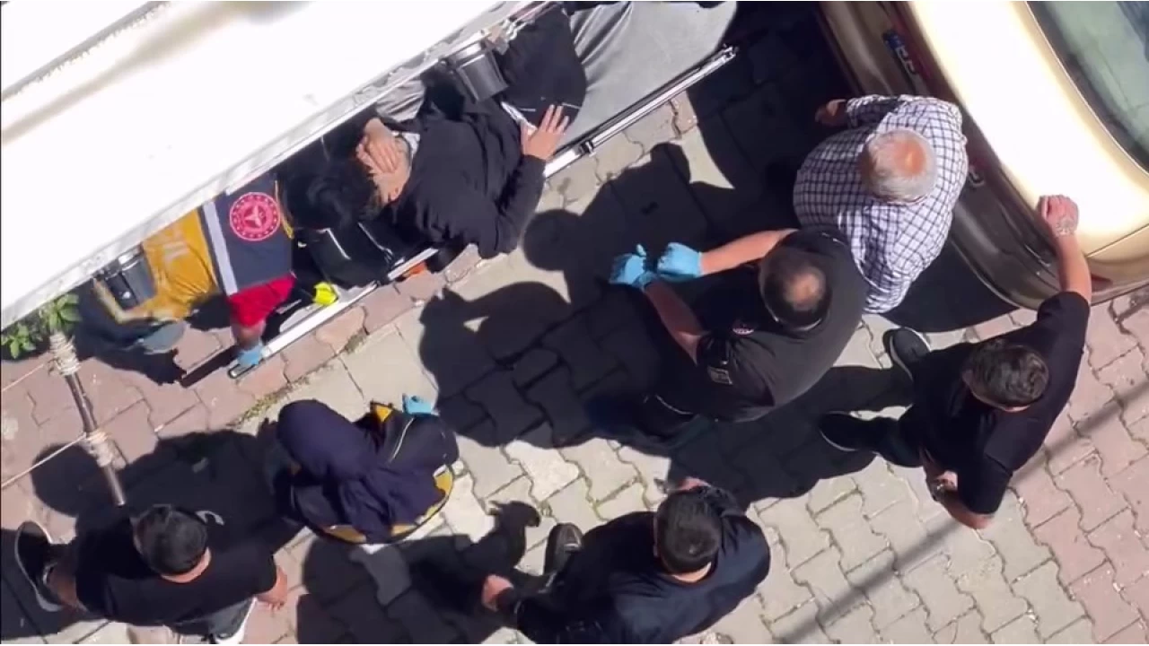 Küçükçekmece'de 19 yaşındaki genç sokak ortasında vuruldu