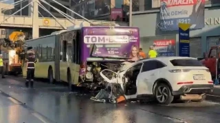 Küçükçekmece'de İETT otobüsüne çarpan otomobildeki 3 kişi hayatını kaybetti