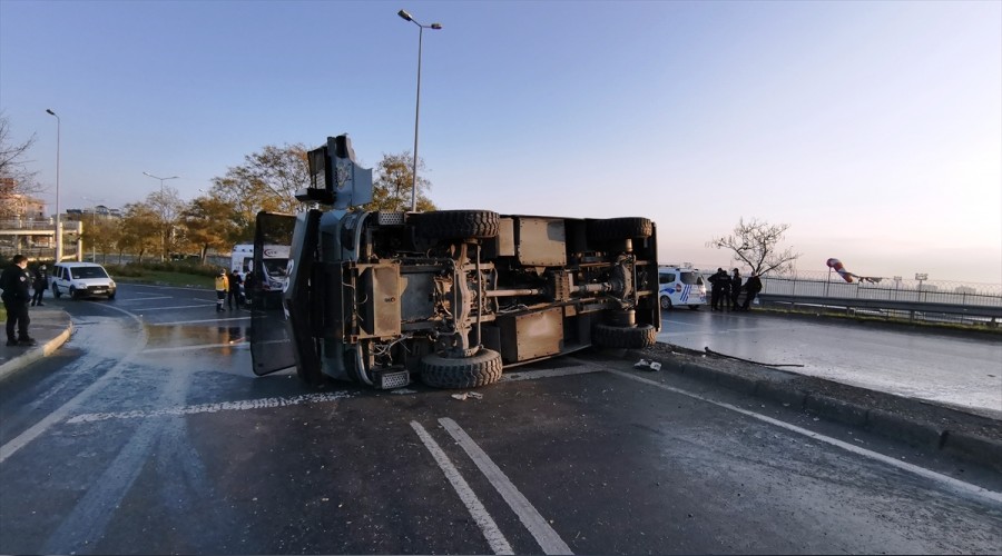 Küçükçekmece'de seyir halindeki TOMA devrildi