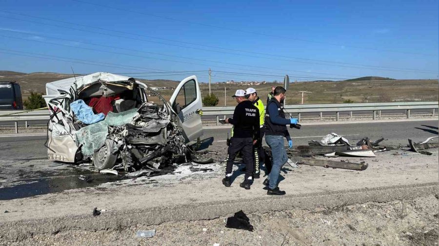 K�tahya'da minib�s ile s�t tankeri �arpt�: 1 �l�, 1 yaral�