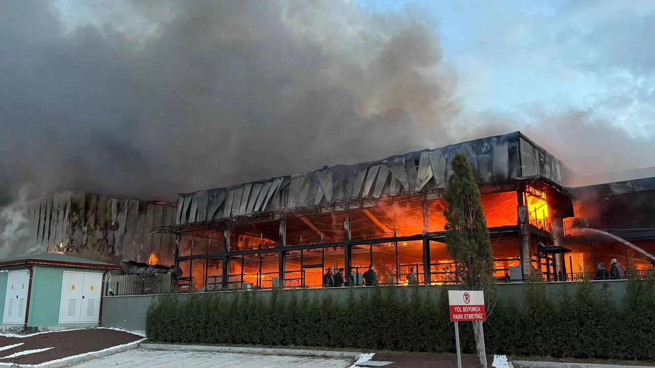 Kütahya'da porselen fabrikasında yangın çıktı