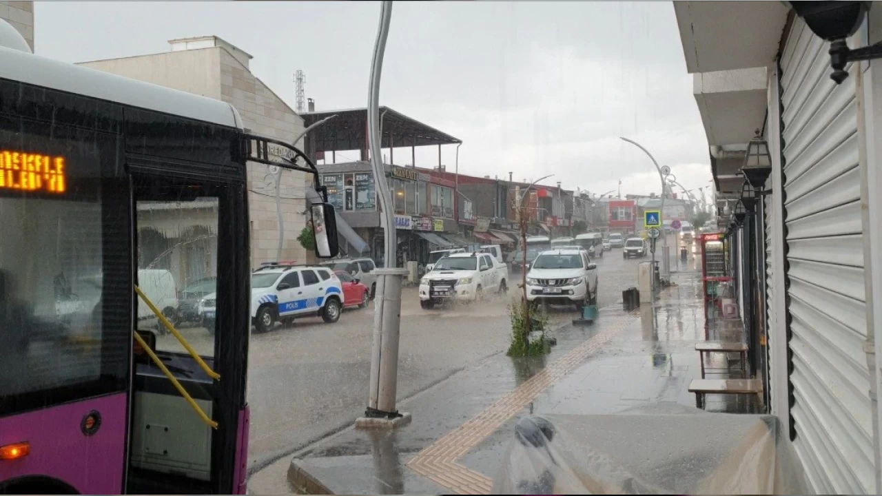 Kuvvetli saanak ve dolu sonras yollar gle dnd