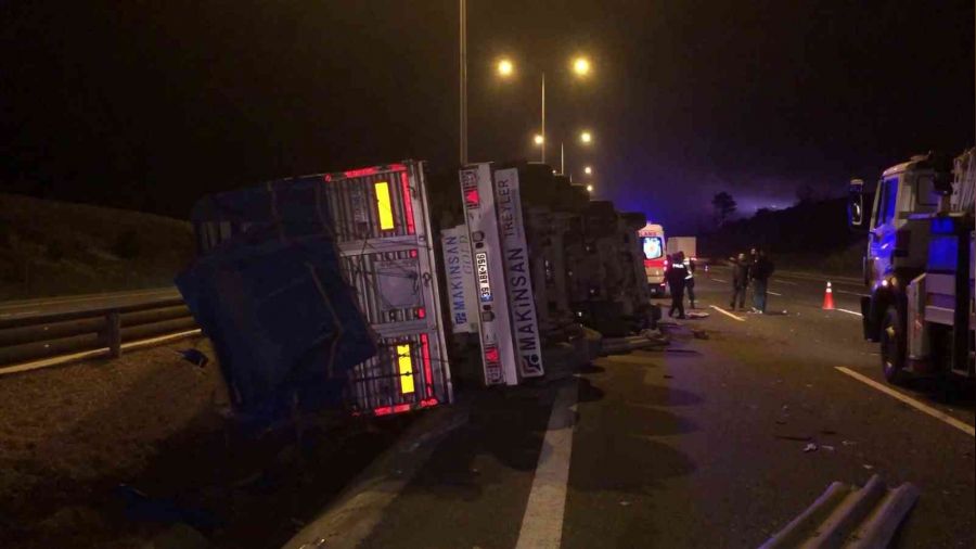 Kuzey Marmara Otoyolu'nda yem y�kl� t�r devrildi