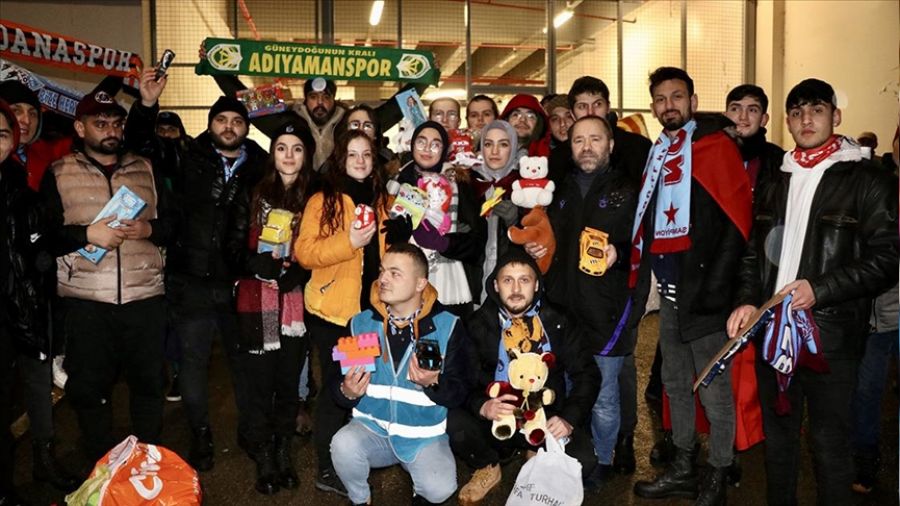 Maça oyuncaklarla geldiler