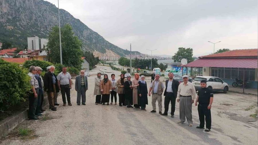 Mahallelinin belediye taraf�ndan sat��a ��kart�lan arsa tepkisi