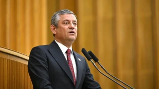 Mahkeme karar�yla CHP genel ba�kanl���ndan uzakla�t�r�lan �zg�r �zel, sal� g�n� grup toplant�s�n� Eski�ehir'de yapma karar� ald�