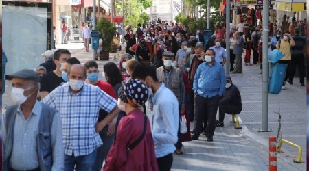 Malatya'da kontrollü normalleşmede metrelerce kuyruk oluştu