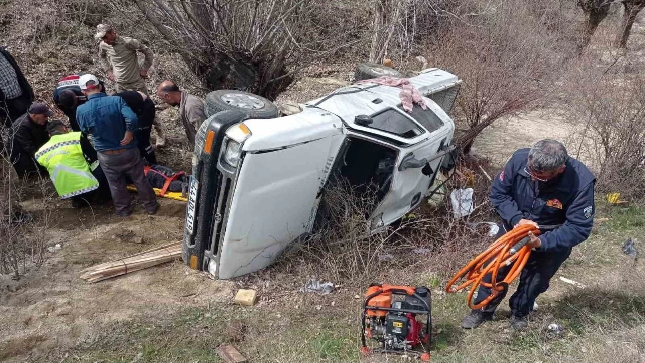 Malatya'da pikap şarampole devrildi: 2 yaralı