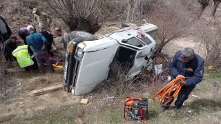 Malatya'da pikap şarampole devrildi: 2 yaralı