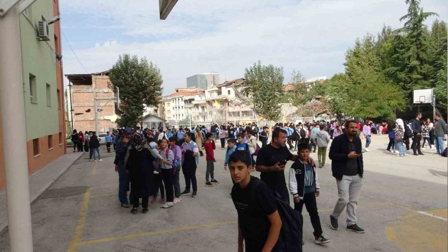 Malatya'daki depremin ard�ndan veliler okullara ak�n etti