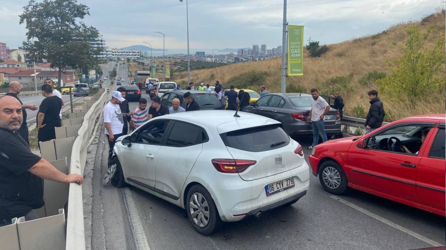 Maltepe'de vinç, zincirleme kazaya neden oldu