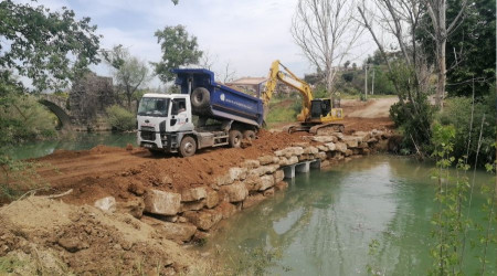 Manavgat'ta Naras Çayı'na geçici köprü
