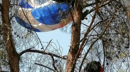 Manisa'da amatör paraşütçü ağaca asılı kaldı