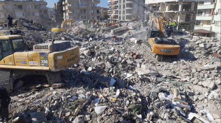 Melek apartmanndan 102. saatinde bir can daha kurtarld