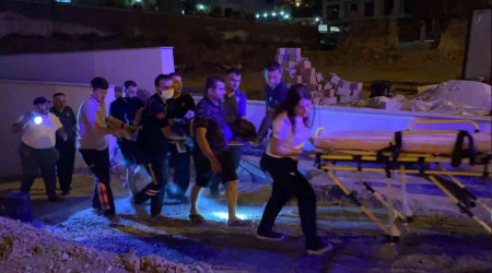 Mermer blok taşıdıkları inşaatın asansörüne düşen 2 işçi yaralandı