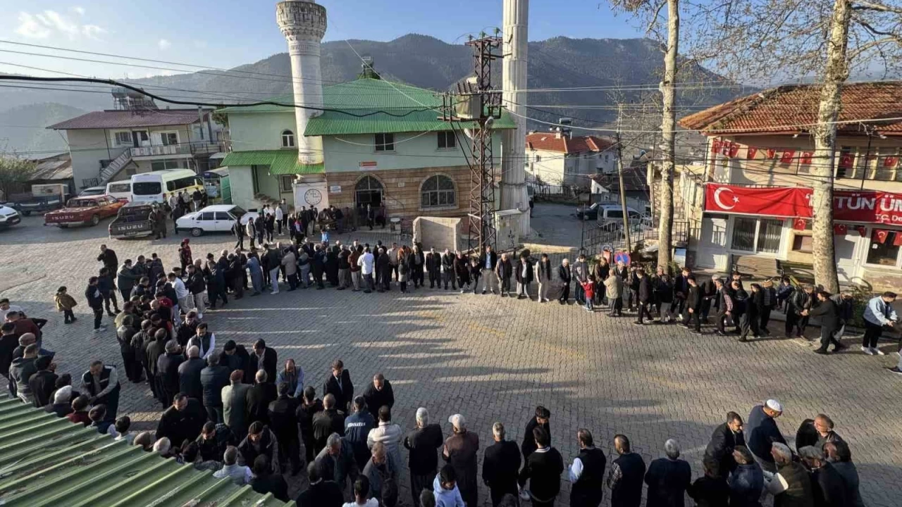 Mersin'de gelenek s�r�yor: Bayramla�mak i�in kuyruk olu�turdular