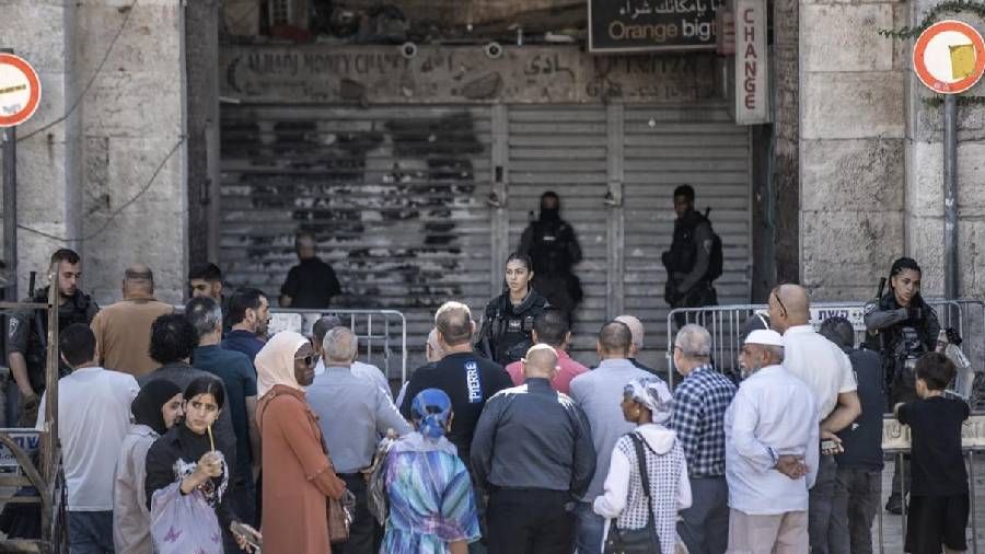 Mescidi Aksa'da cuma namazı gerginliği: İsrail polisi Filistinlileri gözaltına aldı