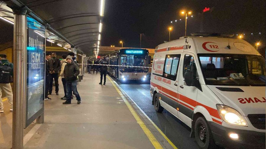 Metrobüs durağında acı ölüm