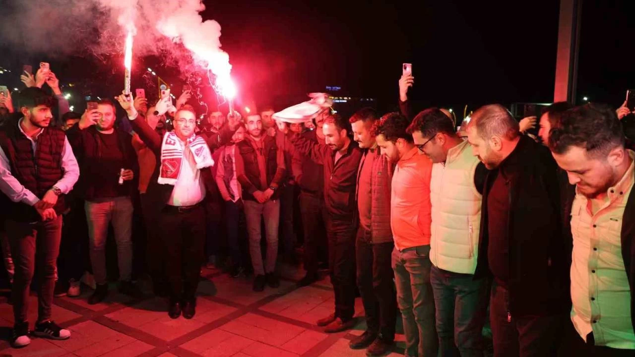 Miting alan� de�il, sahur halay�