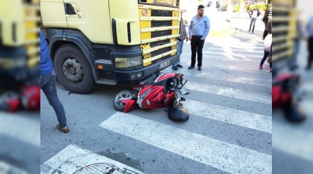 Motosikletli kız kamyon altında kaldı