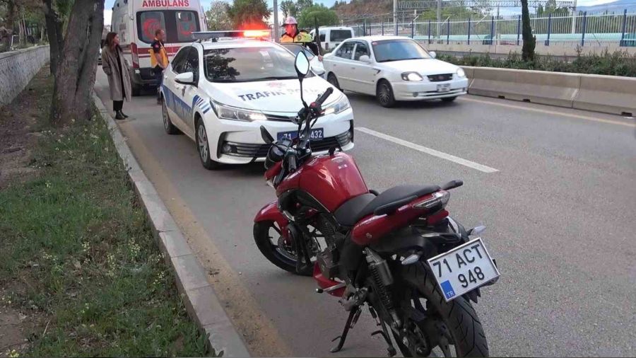 Motosikletten düşen anne ve kızı ölümden döndü