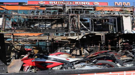 Müşterileri meşaleli karşılamak isterken dükkanı yaktılar