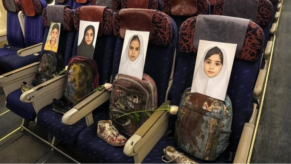 M�zakere i�in Pakistan'a giden �ran heyetinin u�a��na ABD'nin Minab'daki sald�r�s�nda �len �ocuklar�n foto�raflar� konuldu