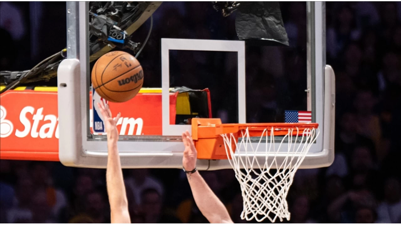 NBA konferans finalinde Pacers'� 111-94 yenen Knicks seriyi 3-2'ye getirdi