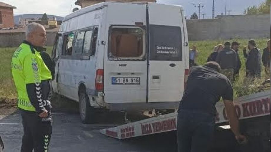 Nev�ehir'de i��i servisi ile ��renci servisi �arp��t�