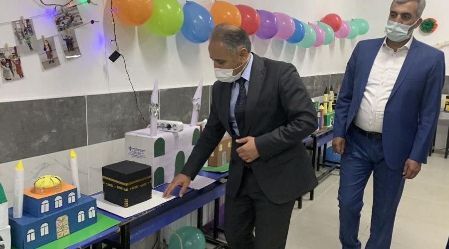 ��renciler at�k malzemelerden eser yapt�, sergi a��ld�