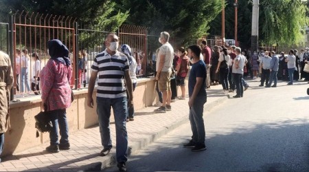 Öğrenciler içeride, veliler dışarıda ter döktü